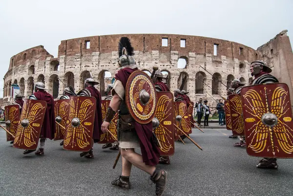 Włochy Rzym Mężczyźni Przebrani Starożytnych Rzymskich Centurionów Paradują Pobliżu Koloseum — Zdjęcie stockowe