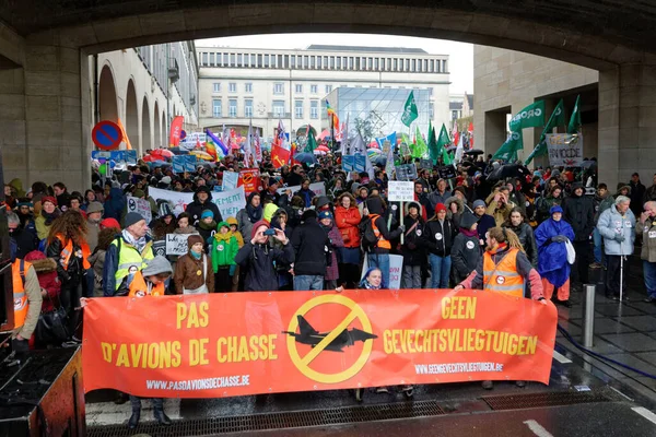Bélgica Bruselas Manifestantes Ondean Banderas Durante Una Manifestación Contra Aviones —  Fotos de Stock