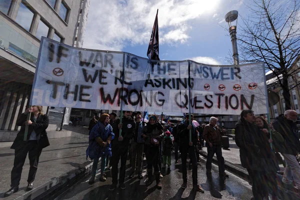 Bélgica Bruxelas Manifestantes Acenam Bandeiras Durante Uma Manifestação Contra Caças — Fotografia de Stock