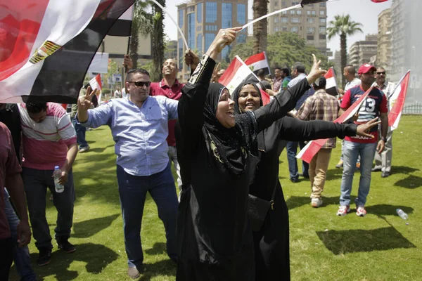 Egypt Giza Folk Viftar Med Nationella Flaggor När Samlas Mostafa — Stockfoto