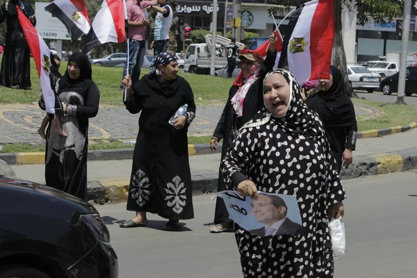 Эгипт Гиза Люди Размахивают Национальными Флагами Собираются Площади Мустафы Махмуда — стоковое фото