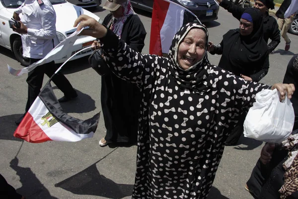 Egipto Giza Gente Ondea Banderas Nacionales Mientras Reúnen Plaza Mostafa — Foto de Stock