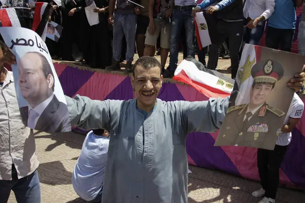Egitto Giza Persone Sventolano Bandiere Nazionali Mentre Riuniscono Piazza Mostafa — Foto Stock