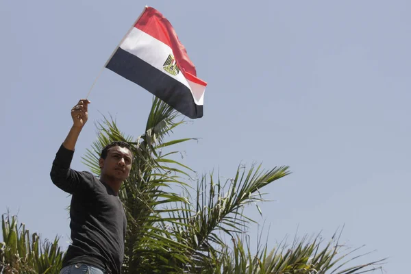 Ägypten Gizeh Menschen Schwenken Nationalflaggen Als Sie Sich April 2016 — Stockfoto