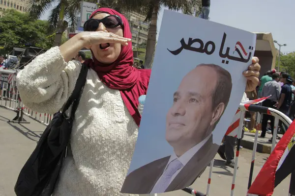 Egypt Giza People Wave National Flags Gather Mostafa Mahmoud Square — Stock Photo, Image