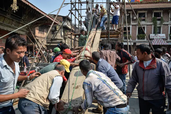 Nepal Kathmandu Men Begin Rebuilding Heritage Sites Damaged Earthquake Year — Stock Photo, Image