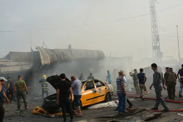 IRAQ, BAGHDAD - 25 Nisan 2016: Iraklı güvenlik güçleri ve itfaiyeciler olarak Bağdat 'ın doğusunda Şii nüfusunun çoğunlukta olduğu bir bölgede insanlar toplandı.