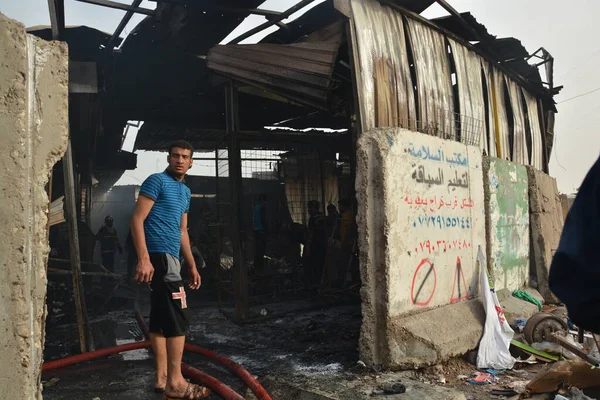 IRAQ, BAGHDAD - 25 Nisan 2016: Iraklı güvenlik güçleri ve itfaiyeciler olarak Bağdat 'ın doğusunda Şii nüfusunun çoğunlukta olduğu bir bölgede insanlar toplandı.