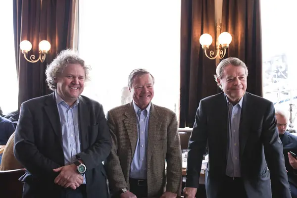 Knut Hartwig, Torbjrn ve Johan Johansson 'un fotoğrafları Norveç, Oslo' daki Kafe Christiania 'da Mellommannen kitap lansmanı.