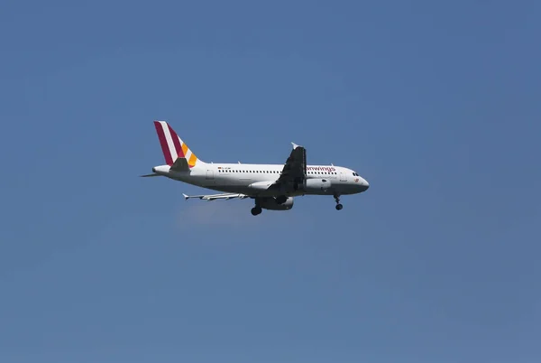 Airbus A319 Фоне Голубого Неба — стоковое фото