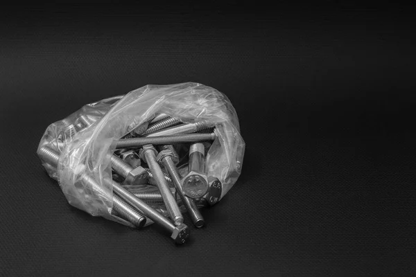 Болты Прозрачном Пластиковом Пакете Черном Фоне — стоковое фото
