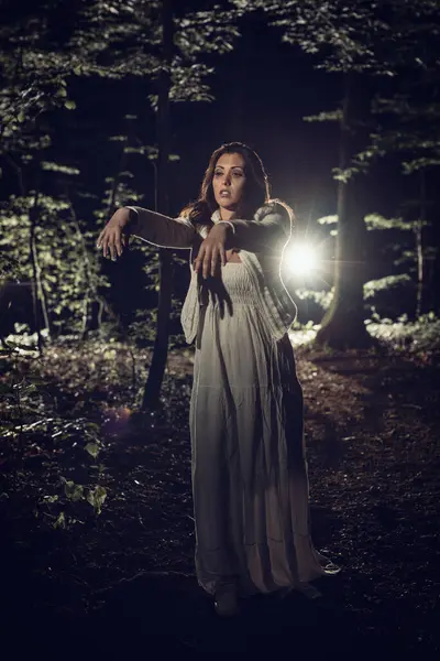 Uyurgezer kadın, ürkütücü fotoğraf çekimi.