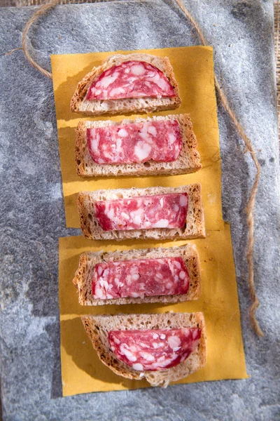 Vista Superior Pão Saboroso Salame — Fotografia de Stock