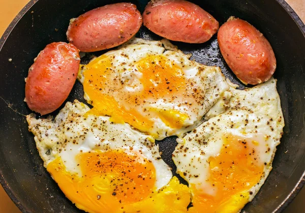 Τηγανητά Αυγά Λουκάνικο Μπέικον Για Πρωινό — Φωτογραφία Αρχείου