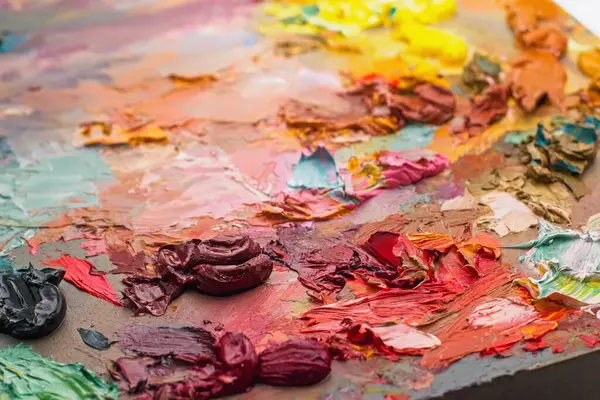 Gebruikte Penselen Het Palet Van Een Kunstenaar Van Kleurrijke Olieverf — Stockfoto