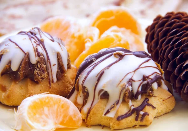 Kuchen Und Kekse Auf Einem Teller Mit Mandarinen Tee Mit — Stockfoto