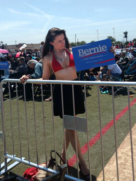 Alicia Arden Bezoekt Bernie Sanders Rally Santa Maria High School — Stockfoto
