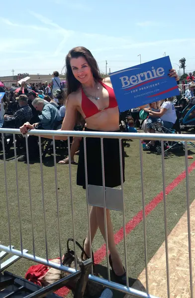 Alicia Ardenfrequenta Bernie Sanders Rally Alla Santa Maria High School — Foto Stock