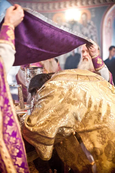 モスクワの聖ピーター修道院の司教マーキュリーと正典礼 — ストック写真