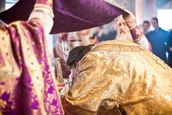 Православна Літургія Єпископом Меркурієм Вищому Монастирі Святого Петра Москві — стокове фото