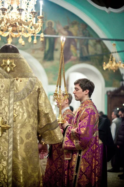 在莫斯科圣彼得大修道院与墨丘利主教举行东正教礼拜仪式 — 图库照片