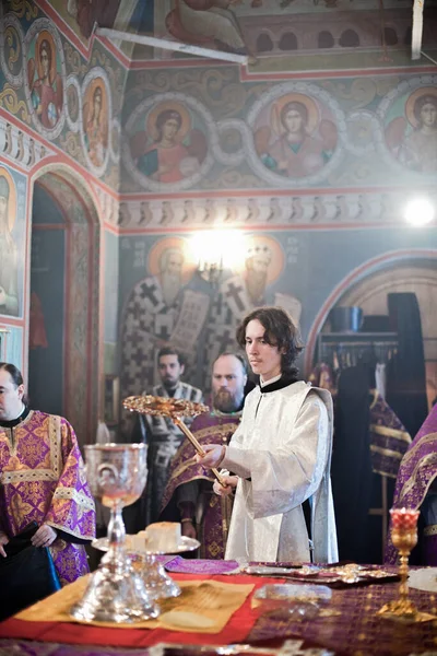 Православная Литургия Епископом Меркурием Высоком Монастыре Святого Петра Москве — стоковое фото