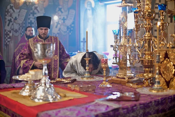 Православна Літургія Єпископом Меркурієм Вищому Монастирі Святого Петра Москві — стокове фото