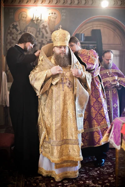 在莫斯科圣彼得大修道院与墨丘利主教举行东正教礼拜仪式 — 图库照片