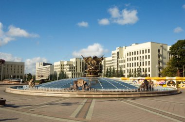 Minsk 'teki Bağımsızlık Meydanı, arka planda seyahat yeri