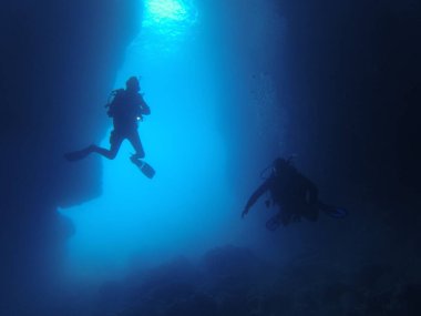 Mavi deniz suyunda dalgıçlar