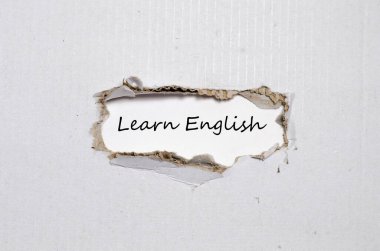 Harfler yırtık kağıdın arkasında İngilizce öğreniyor.