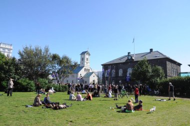 Güneşli bir günde Reykjavik 'in merkezi