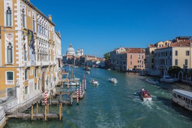 Venedik, İtalya 'da bir teknede yüzen turistler