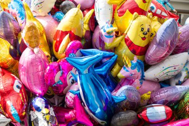 Birçok helyum balonu görünümü 