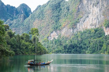 Khao Sok Ulusal Parkı, Tayland 'ın güneyinde yoğun ve el değmemiş ormanları olan bir doğa koruma alanıdır.