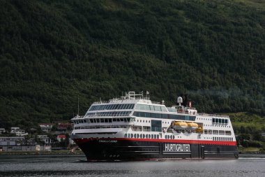 Hurtigruten Trollfjord, Norveç kıyılarına yelken açıyor.