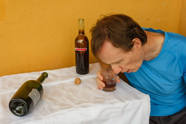 Drunk Man Slumped Table Home — Stock Photo, Image