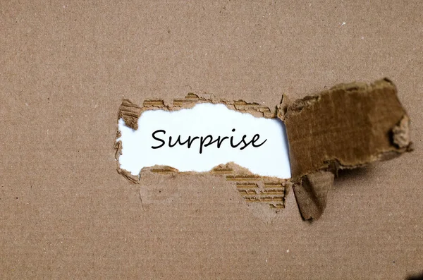 Λέξη Έκπληξη Που Εμφανίζονται Πίσω Από Σκισμένο Χαρτί — Φωτογραφία Αρχείου