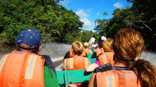 エクアドルアマゾンの川でボートで旅行する観光客 — ストック写真