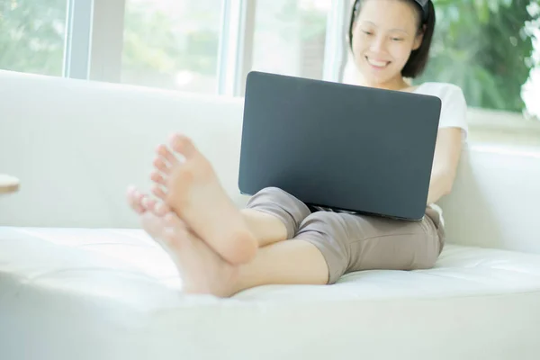Sonriendo Mujer Feliz Sentado Sofá Uso Computadora Portátil — Foto de Stock