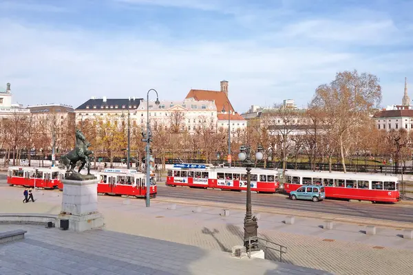 奥地利维也纳 2014年3月21日 街上的红色旧电车 — 图库照片