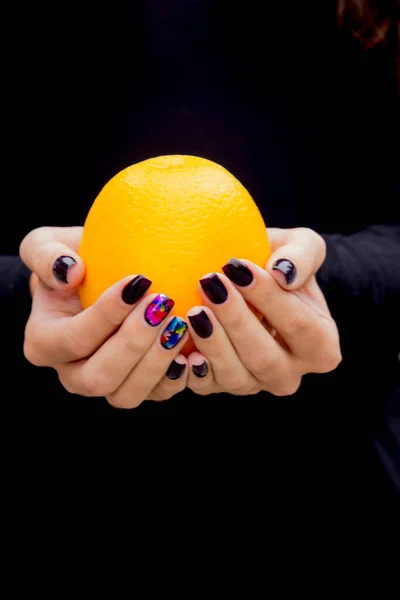 Oranje Handen Van Een Vrouwtje — Stockfoto