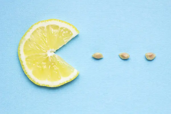 青い背景の異なるサイズのレモンと限界 — ストック写真