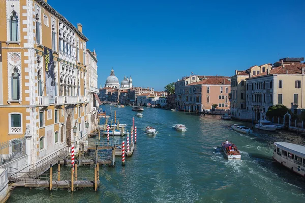 Turister Flyter Båt Venedig Italien — Stockfoto