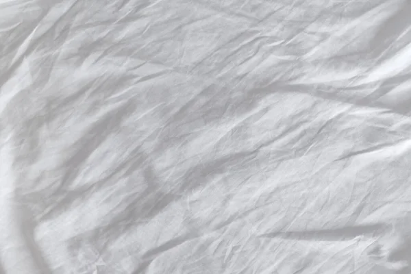 Морщины Измятых Белых Хлопковых Простынях — стоковое фото