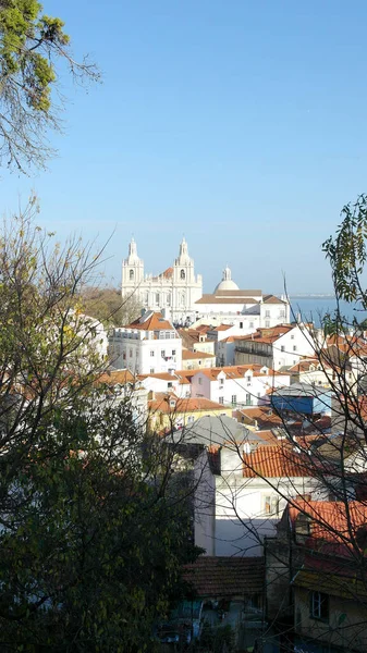ポルトガルリスボンのアルファマ地区を見下ろす — ストック写真