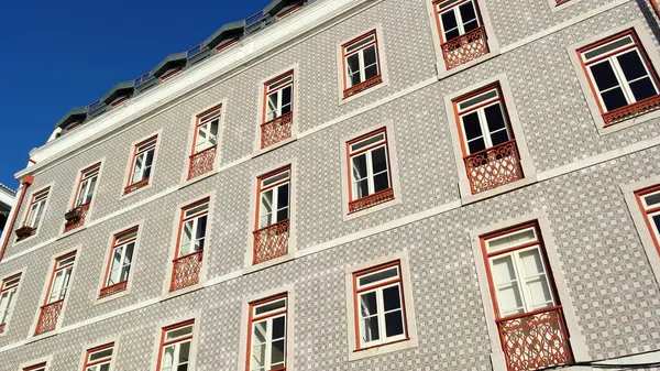 ポルトガルのタイルと赤と白の古い建物の詳細 — ストック写真