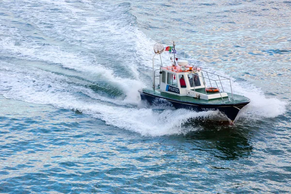 Speed Boat Galleggiante Nel Mare — Foto Stock