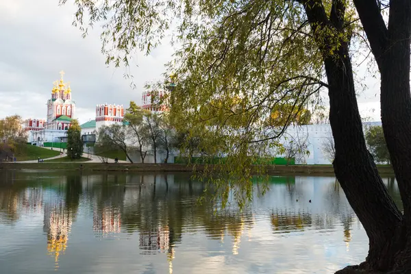 Novodevichy Convent Pond Reflection — Stock Photo, Image
