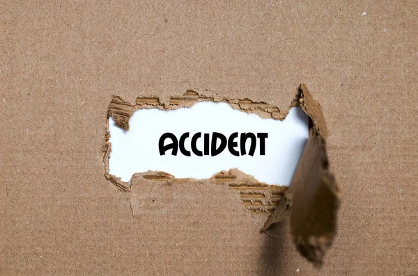 Das Wort Unfall Das Hinter Zerrissenem Papier Erscheint — Stockfoto